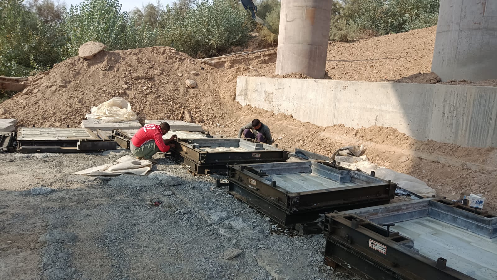 شحن ونقل أنابيب من ميناء أم قصر إلى مواقع العمل