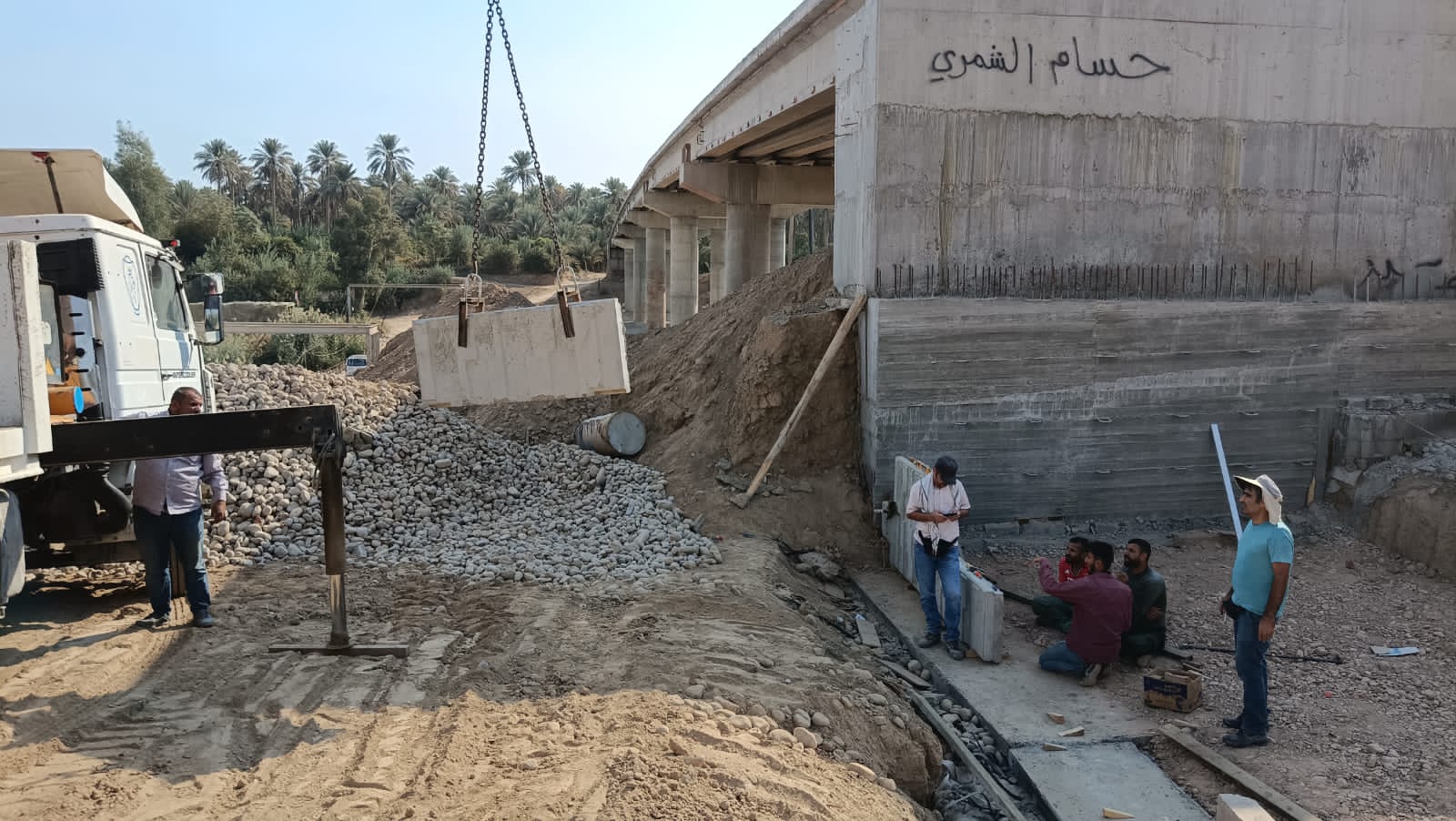 شحن ونقل أنابيب من ميناء أم قصر إلى مواقع العمل
